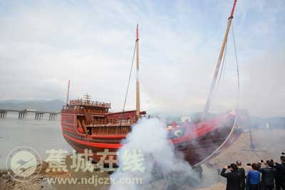 世界最大仿古福船“福宁”顺利下水